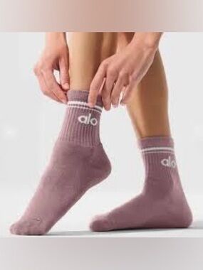 Sz M women’s unisex ALO Yoga smokey Quartz/White Crew Athletic Socks